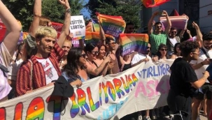 LGBT yürüyüşünde ilginç protesto! Rahip 'Tövbe edin' diye bağırarak İncil'iyle aracın önüne yattı