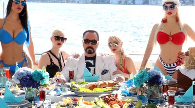 Adnan Oktar kedicikleri için altından sofra donattı!