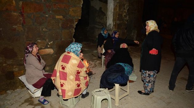 Ayvacık'ta depremin ardından okullar tatil edildi! Vatandaşlar geceyi sokakta geçirdi