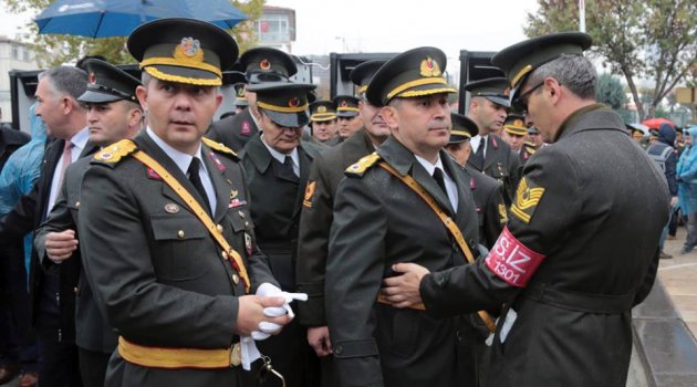 Başçavuş, General'in üstünü arıyor...