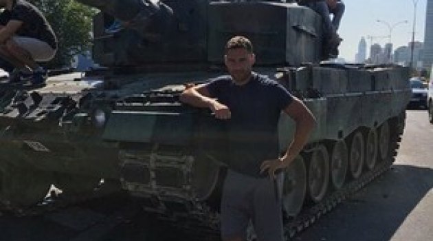 Beşiktaşlı futbolcu Duska Tosic'ten tank pozu!