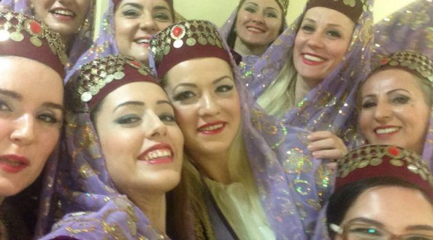Beydans Halk oyunları gösterisi sahnede