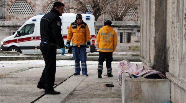 Beyoğlu'nda bir kişi sokakta donarak can verdi