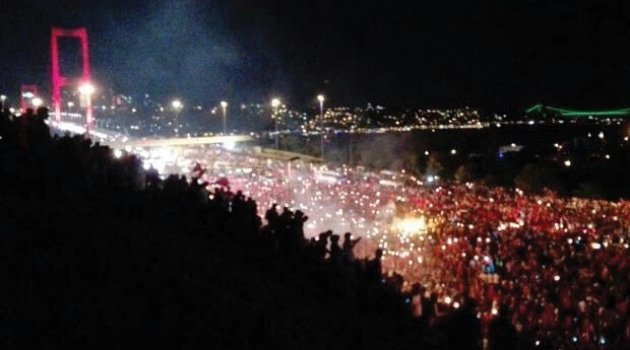 Binlerce kişi köprüye akın etti!