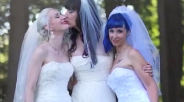 Birbiriyle evlenen 3 lezbiyen kadın bebek bekliyor