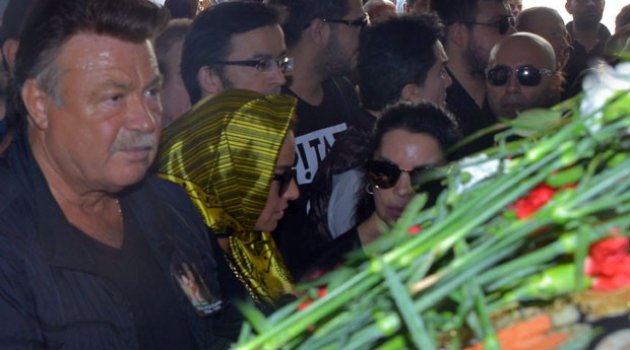 Cenazede Nuri Alço'nun cüzdanı çalındı