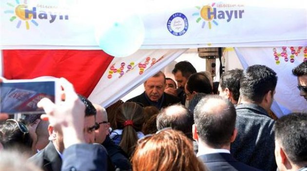 Cumhurbaşkanı Erdoğan CHP'nin 'Hayır' çadırına sürpriz ziyarette bulundu