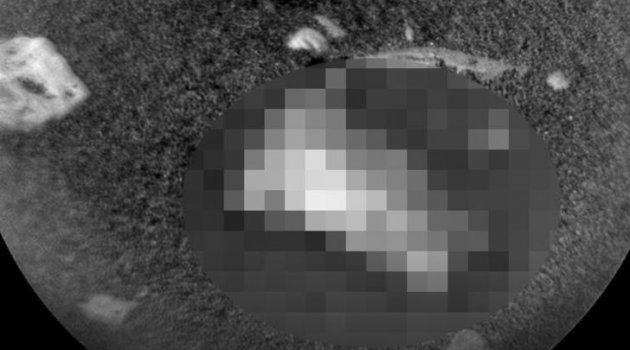 Curiosity Rover Mars'ta buldu! Parlak cisim heyecan yarattı...