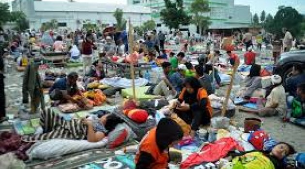 Endonezya'yı tsunami vurdu! Onlarca ölü, yüzlerce yaralı var!