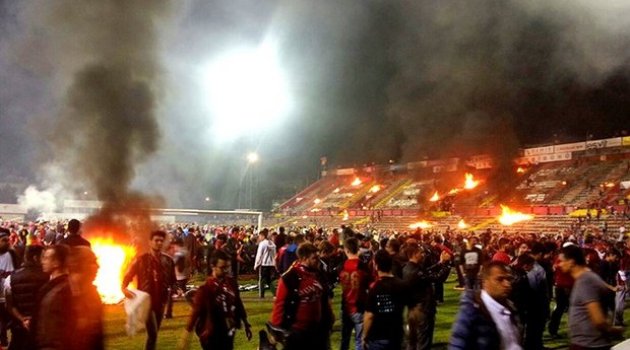 Eskişehirspor'un taraftarları, stadı savaş alanına çevirdi.