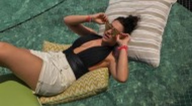 Hadise çarşaf giydi camide fotoğraf çektirip paylaştı