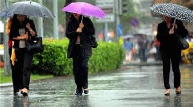 İstanbul'da fırtına ve yağmur zor anlar yaşattı