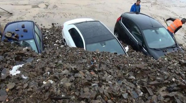 İstanbul'da sel araçları toprak altında bıraktı!
