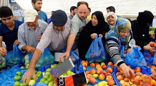 İstanbul'da bir iş adamı tüm pazarı satın alarak her şeyi bedava dağıttı