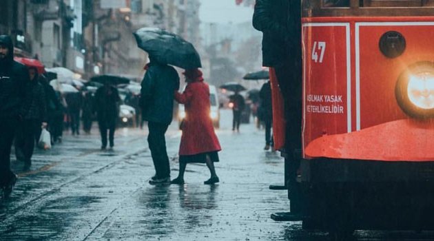 İstanbullulara fırtına ve sağanak yağmur uyarısı