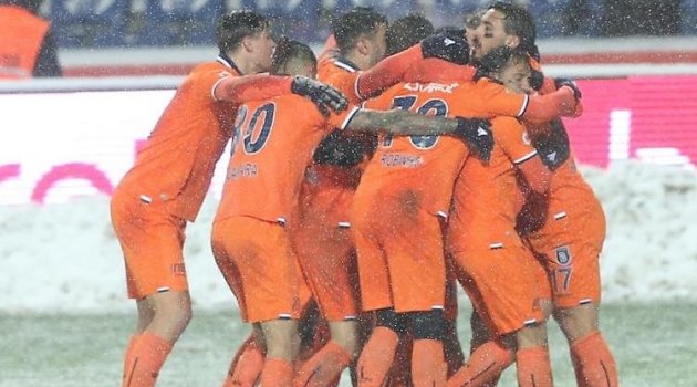 Lider Başakşehir kar kış dinlemiyor! 3 gol...