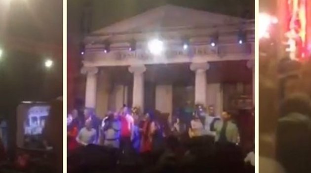 Mezuniyet Töreninde İzmir Marşı Söyleyen Öğrencileri Susturmak İçin Pop Müzik Çalan Okul Müdürü