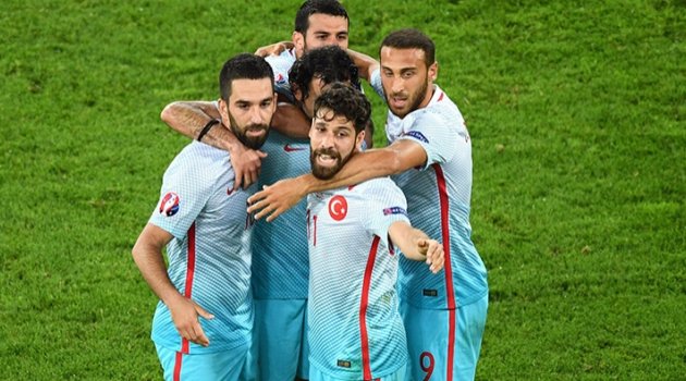 Milli takımda bazı yıldız futbolcular aldıkları primleri bağışlıyor