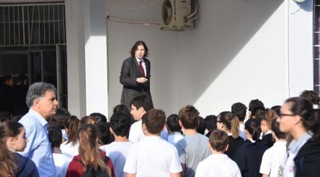 Okulda Andımızı Okumak İsteyen Öğrencilere Müdürden Tepki