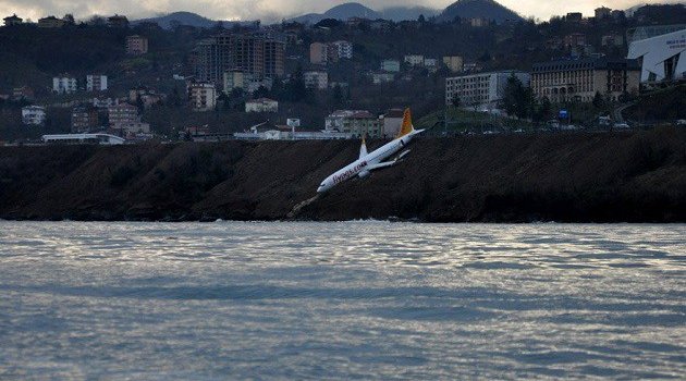 Pistten çıkan uçağın pilotu konuştu: Birden sağ motor hızlandı ve uçak sol tarafa gitti