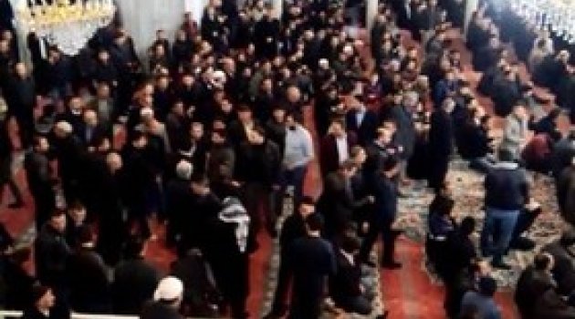 PKK yandaşları cuma namazında camide eylem yaptı