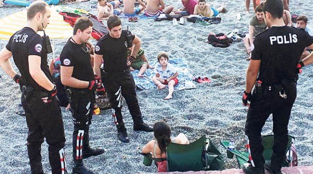 Plajda bira içen kadınlar gözaltına alındı sosyal medya çalkalandı