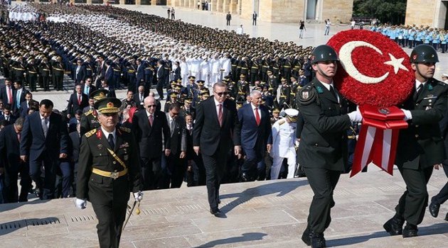 Reis Anıtkabir'e çelenk koymasın Kur'an okusun