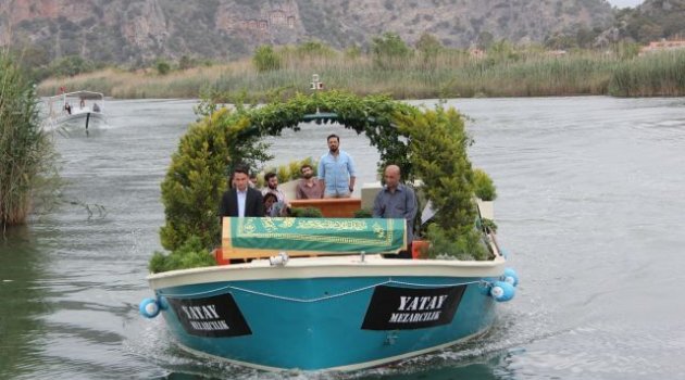 Sandalla tabut taşıdılar!