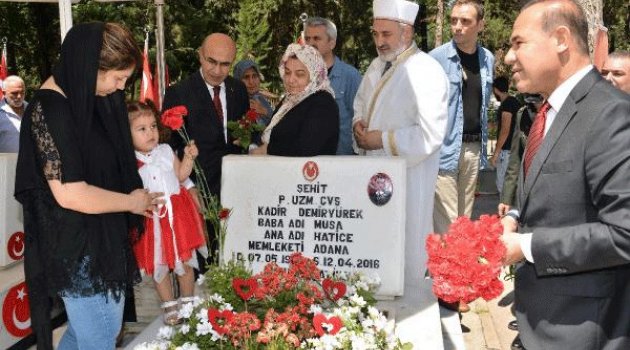 Şehit çocuklarından babalarına bayram ziyareti