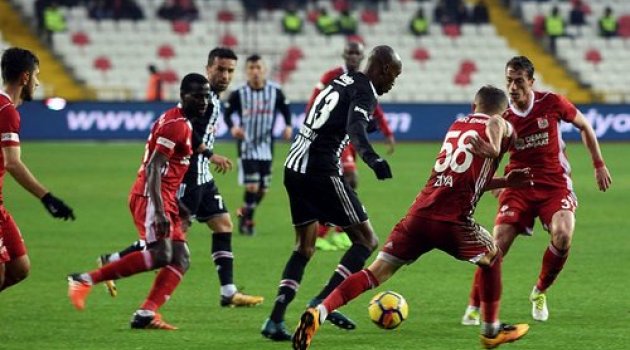 Sivasspor-Beşiktaş 'ı 2-1 yendi lig karışıyor