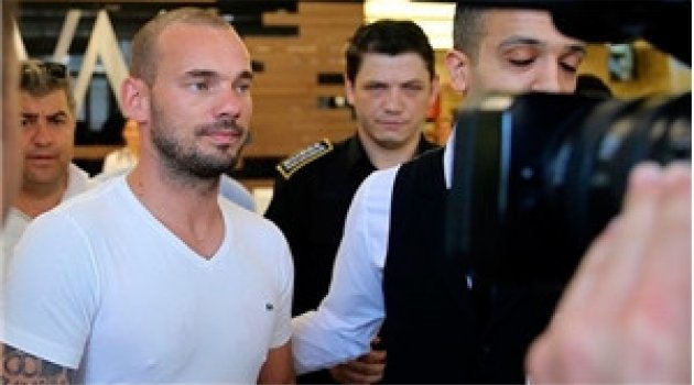 Sneijder Türkiye'den ayrıldı! Havaalanında açıklama yaptı