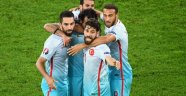 Milli takımda bazı yıldız futbolcular aldıkları primleri bağışlıyor