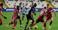 Sivasspor-Beşiktaş 'ı 2-1 yendi lig karışıyor