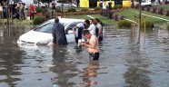 İstanbul'da aniden bastıran yağmur ve dolu yaşamı felç etti