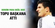 Mario Gomez topu Fikret Orman'a attı