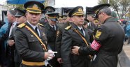 Başçavuş, General'in üstünü arıyor...