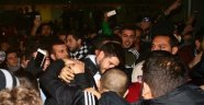 Beşiktaş'ın İstanbul'a dönüşünden müthiş görüntüler!