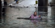 Burası İstanbul! Sel sularından yüzerek kurtuldu