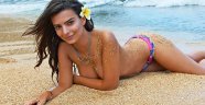 Emily Ratajkowski'den seksi plaj paylaşımı