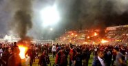 Eskişehirspor'un taraftarları, stadı savaş alanına çevirdi.