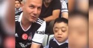 Görme engelli arkadaşına maç anlatan Beşiktaş taraftarı!