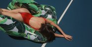 Kylie ve Kendall Jenner'ın plaj koleksiyonu yok satıyor!