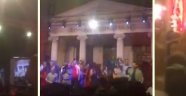 Mezuniyet Töreninde İzmir Marşı Söyleyen Öğrencileri Susturmak İçin Pop Müzik Çalan Okul Müdürü