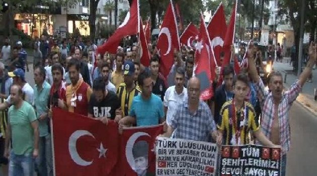 Taraftarlardan İstiklal Caddesi'nde 'Teröre Lanet' Yürüyüşü