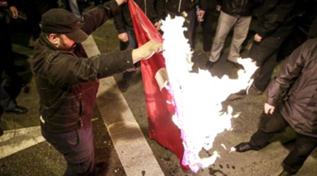 Türkiye'den Yunanistan'a bayrak tepkisi: Derhal yakalayın