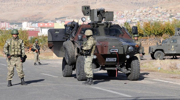 Vali devre dışı komuta askerde!