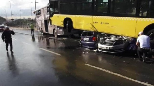 Yolcu şoföre şemsiye ile vurdu Metrobüs kaza yaptı