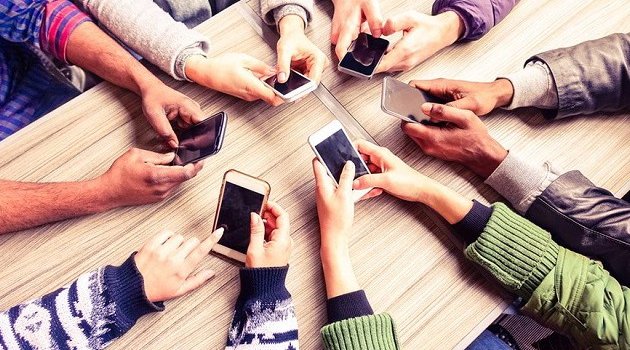 Zenginlerin yeni çılgınlığı: Masaya cep telefonlarını bırakıyorlar ve...